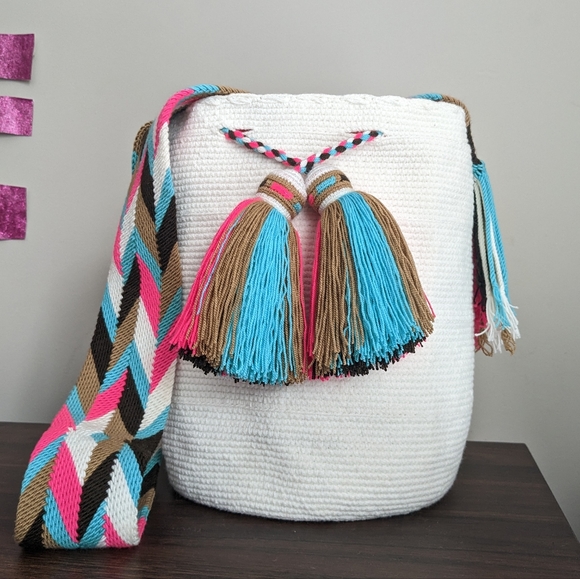 Authentic Wayuu bag/ Mochila Wayuu/ cream color/ multicolored strap/ Size M - Picture 6 of 11